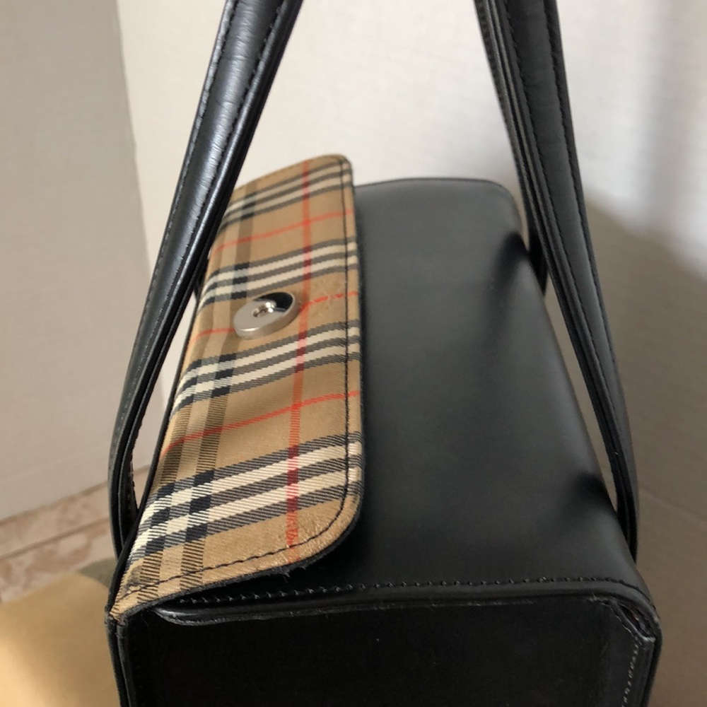 RARE AUTHENTIC/BURBERRY NOVA CHECK LEATHER HANDBAG BY SANYO SHOKAI. - Picture 6 of 17
